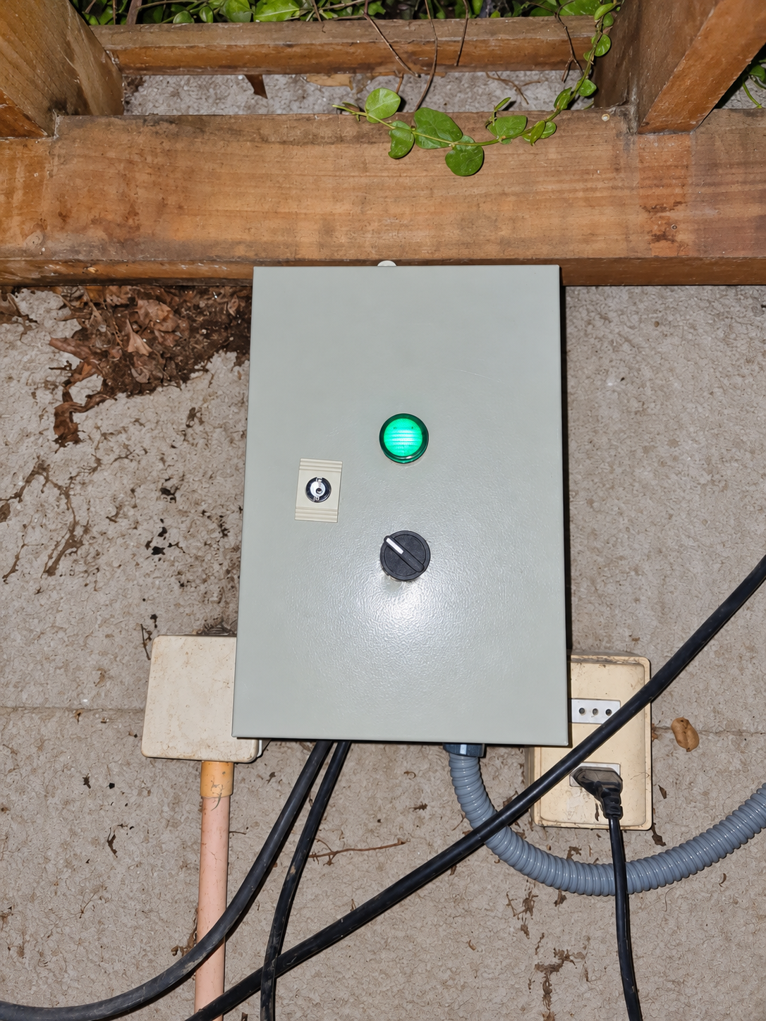 Gabinete eléctrico cerrado, con luz indicadora verde y selector en su puerta