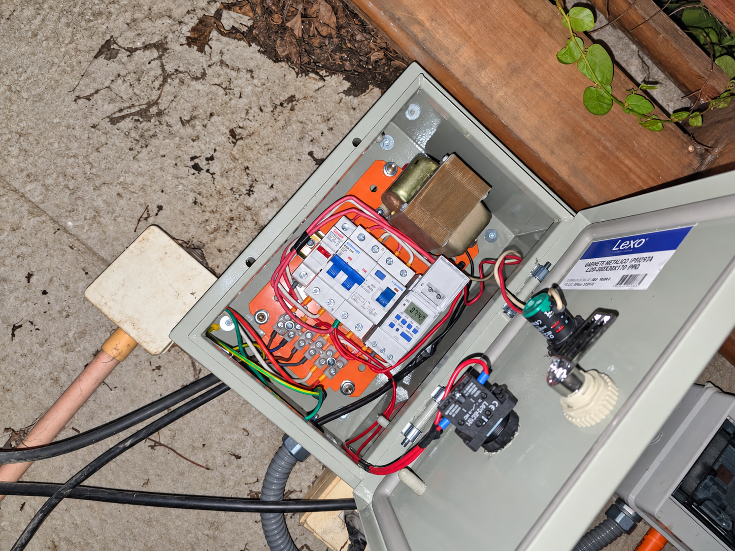 Vista del interior de un tablero eléctrico real con gabinete abierto